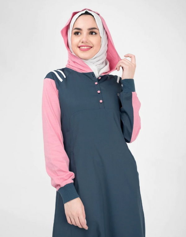 Hijab sporty dengan aksen hoodie besar